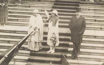 3575 Koningin Wilhelmina, prinses Juliana en prins Hendrik op de trappen van het Provinciehuis te Middelburg