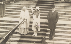 3575 Koningin Wilhelmina, prinses Juliana en prins Hendrik op de trappen van het Provinciehuis te Middelburg