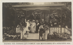 3580 Bezoek der Koninklijke Familie aan Middelburg op 6 augustus 1924. Prinses Juliana en koningin Wilhelmina begroeten ...