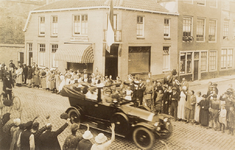 3583 Een auto met voorin koningin Wilhelmina en prinses Juliana en achterin prins Hendrik en de commissaris der ...