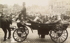 3584 Het rijtuig met links prinses Juliana en rechts koningin Wilhelmina en prins Hendrik op de Grote Markt te ...