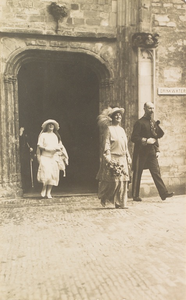 3586 Koningin Wilhelmina, prinses Juliana en de commissaris der Koningin verlaten via de Muntpoort de Abdij te Middelburg