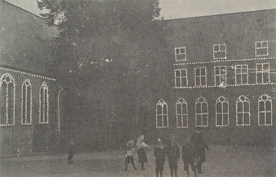 3587 Koninklijk Bezoek aan Middelburg, 13 Sept. 1907 Illuminatie der Statenzaal (Groenmarkt). Gezicht op de verlichte ...