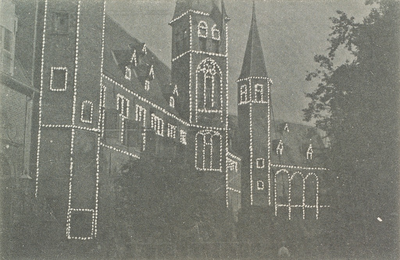 3588 Koninklijk Bezoek aan Middelburg, 13 Sept. 1907 Illuminatie der Abdijgebouwen. Gezicht op het verlichte ...
