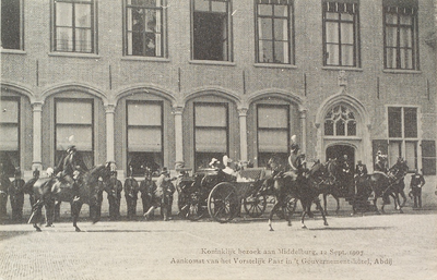 3589 Koninklijk bezoek aan Middelburg, 12 Sept. 1907 Aankomst van het Vorstelijk Paar in 't Gouvernementshôtel, Abdij. ...