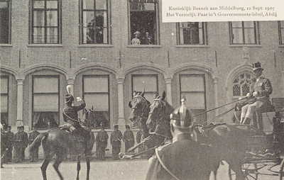 3590 Koninklijk Bezoek aan Middelburg, 12 Sept. 1907 Het Vorstelijk Paar in 't Gouvernements-hôtel, Abdij. Koningin ...