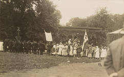 3598 Deelnemers aan de aanhankelijkheidsoptocht trekken voorbij het paviljoen met het koninklijk gezelschap en ...