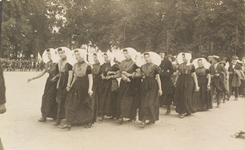 3601 Aanhankelijkheidsoptocht, onder andere van vrouwen in Zuid-Bevelandse, protestantse dracht ter gelegenheid van het ...