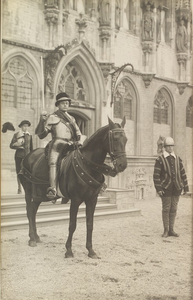 3634 Mondragon, op het paard, met twee andere deelnemers aan het openluchtspel Middelburgs overgang in 1574 , ...