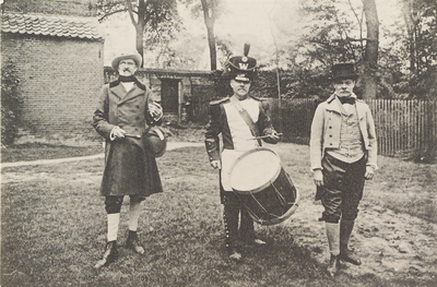 3665 Onafhankelijkheidsfeest te Middelburg, 5 mei 1914. Drie deelnemers aan het Onafhankelijkheidsfeest ter gelegenheid ...