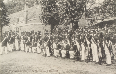 3667 Onafhankelijkheidsfeest te Middelburg, 5 mei 1914. Als soldaten verklede deelnemers aan het ...