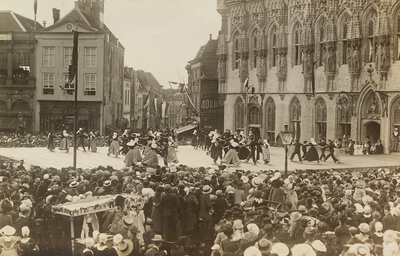 3668 Volksdansen op een podium voor het stadhuis aan de Grote Markt te Middelburg ter gelegenheid van de 25ste ...