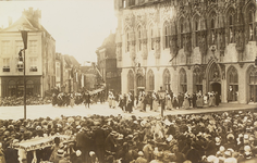 3669 Volksdansen op een podium voor het stadhuis aan de Grote Markt te Middelburg ter gelegenheid van de 25ste ...