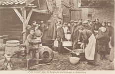 3695 Potje koken door de Belgische vluchtelingen te Middelburg. Belgische vluchtelingen ten tijde van de Eerste ...