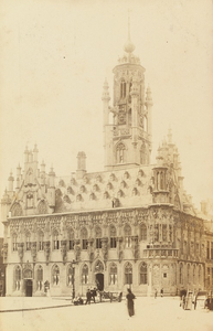 3721 Het stadhuis aan de Grote Markt te Middelburg