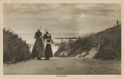 374 Domburg. Twee vrouwen in klederdracht bij een duinovergang te Domburg