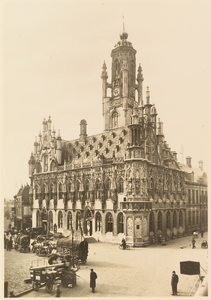 3744 Middelburg Stadhuis. Gezicht op het stadhuis aan de Grote Markt te Middelburg met op de Markt een aantal (huif)wagens