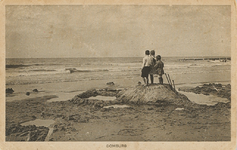 375 Domburg. Spelende kinderen op het strand te Domburg