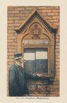 3761 Aan het Raadhuis, Middelburg. Een man in Walcherse dracht bij het afkondigingsbord aan de gevel van het stadhuis ...