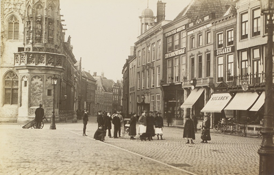 3807 Gezicht op de Grote Markt te Middelburg met links en deel van het stadhuis en in het midden het torentje van de ...