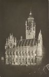 3820 Het stadhuis aan de Grote Markt te Middelburg, bij avond, in de schijnwerpers