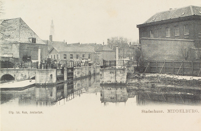 3843 Stadschuur. Middelburg. Gezicht op de sluis en het sas met Stadsschuur (links) en het Huis van Bewaring aan de ...