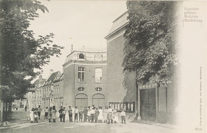 3854 Gerechtsgebouw Hofplein Middelburg. Gezicht op het Hofplein te Middelburg met voor het gerechtsgebouw een groep ...