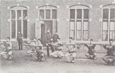 3858 Kazerne Middelburg Gymnastiek met 't Geweer. Oefenende militairen bij de kazerne te Middelburg