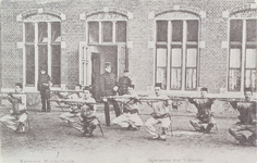 3858 Kazerne Middelburg Gymnastiek met 't Geweer. Oefenende militairen bij de kazerne te Middelburg