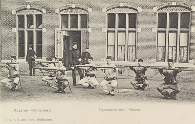 3895 Kazerne Middelburg Gymnastiek met 't Geweer. Oefenende militairen bij de kazerne te Middelburg