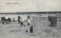 390 Strandgezicht, Domburg. Spelende kinderen en strandcabines op het strand te Domburg