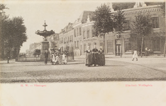 4021 H. W. - Vlissingen Elisabeth Wolffsplein. De fontein op het Betje Wolffplein te Vlissingen