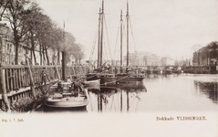 4082 Dokkade Vlissingen. Gezicht op het Marinedok te Vlissingen met de afgemeerde schepen van het Loodswezen nr 4 en nr ...