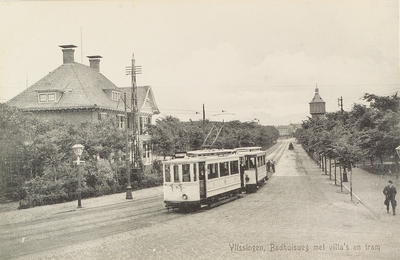 4127 Vlissingen, Badhuisweg met villa's en tram. Gezicht op de Badhuisstraat te Vlissingen