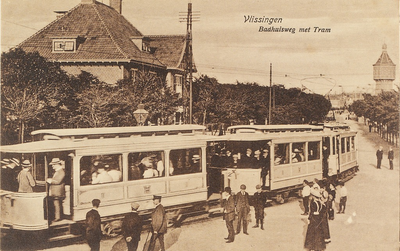 4129 Vlissingen Badhuisweg met Tram. Gezicht op de Badhuisstraat met de tramhalte te Vlissingen.