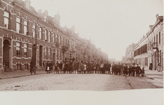 4134 Een groep poserende personen in de Badhuisstraat te Vlissingen