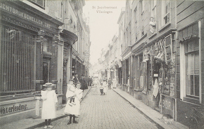 4160 St. Jacobstraat Vlissingen. Gezicht op een aantal winkelpanden in de Sint Jacobstraat te Vlissingen met poserende ...