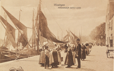 4207 Vlissingen Nieuwendijk (achterzijde). Een groep Arnemuidse vissersvrouwen op de kade achter de Nieuwendijk te Vlissingen