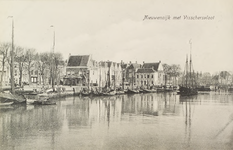 4214 Nieuwendijk met Visschersvloot. Gezicht op de Vissershaven met afgemeerde vissersschepen en koopvaardijschip te ...