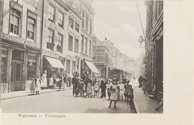 4264 Walstraat - Vlissingen. Gezicht op de Walstraat te Vlissingen met links een schoenfabriek en een winkel in grutterswaren