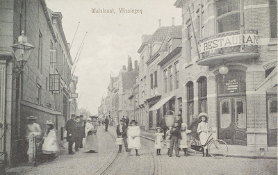 4268 Walstraat, Vlissingen. Gezicht op de Walstraat te Vlissingen met poserende personen en rechts het café-restaurant ...