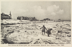 4381 Het strand te Vlissingen vol IJsschotsen tijdens den maand Febr. 1929. IJsschotsen op het strand met spelende ...