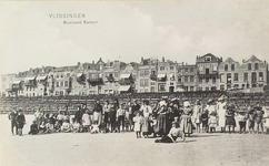 4418 Vlissingen Boulevard Bankert. Een groep poserende personen op het strand voor de Boulevard Bankert te Vlissingen