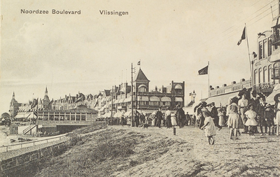 4424 Noordzee Boulevard Vlissingen. Gezicht op de Boulevard Evertsen met het Strandhotel en Grand Hotel Britannia, ...