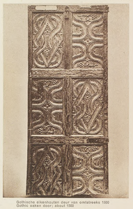 4599 Gothische eikenhouten deur van omstreeks 1500 / Gothic oaken door; about 1500. Een Gotische eikenhouten deur in ...