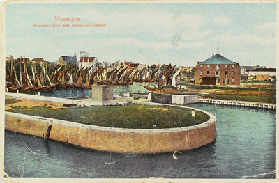 4719 Vlissingen Visschersvloot met Arsenaal-kazerne. Gezicht op schepen in de Vissershaven te Vlissingen, met rechts ...