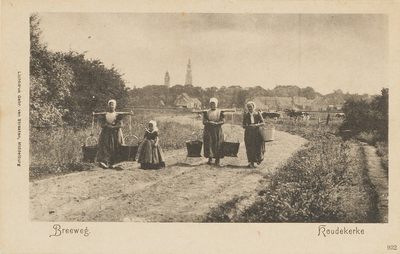 472 Breeweg. Koudekerke. Vrouwen met juk op de Breeweg bij Koudekerke, op de achtergrond Middelburg