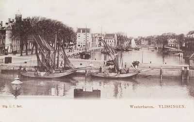 4756 Westerhaven. Vlissingen. Gezicht op de Voorhaven met de vissersschepen de Vlissingen 20 en de Arnemuiden 4, en ...