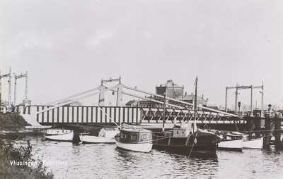 4779 Vlissingen, Keersluis. Gezicht op de Keersluisbrug met daarachter het in 1894 buiten gebruik gestelde ...