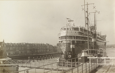 4816 Het passagiersschip S.S. Dempo uit Rotterdam en een sleepboot bij de zeesluizen te Vlissingen